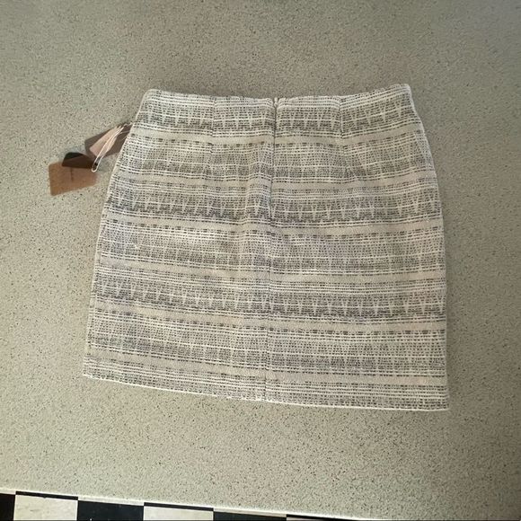#121 🌟HOST PIC🌟FOREVER 21 mini skirt cream, black and silver Navaho pattern - Picture 2 of 9
